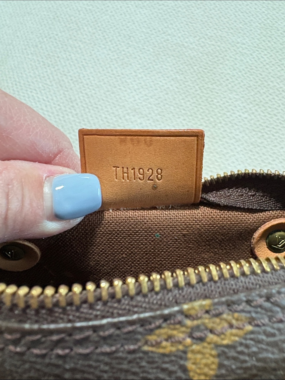 Authentic Louis Vuitton Mini Speedy
This is the mini, not the nano. 🤗
No strap - Picture 12 of 13